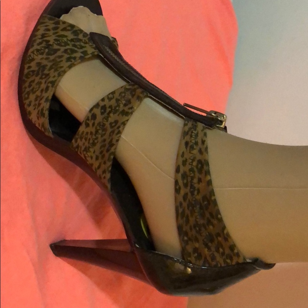 MICHAEL KORS  ANIMAL PRINT SLIPPERS! Size 9